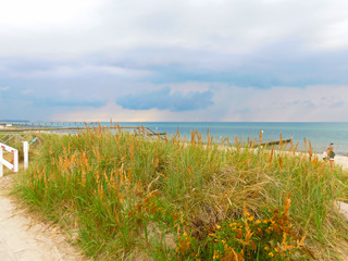 Fototapeta na wymiar Wetterwolken über den Strand der wunderschönen Ostseeküste das älteste Seebad Deutschlands