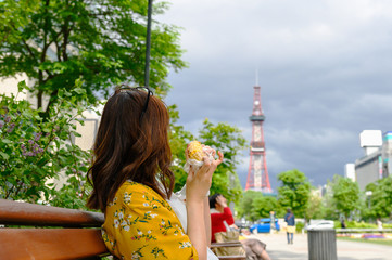札幌大通り公園でトウモロコシを食べる