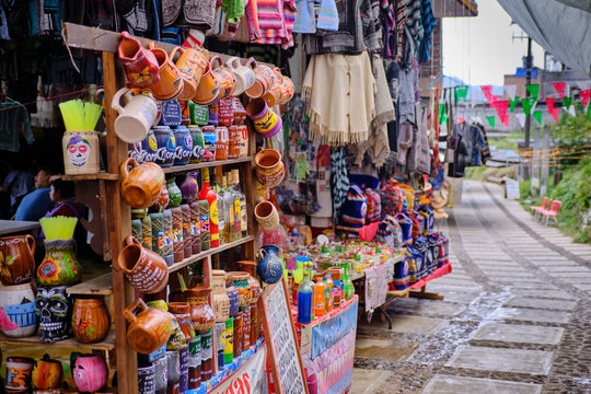 Puesto tradicional de artesan&iacute;as en Janitzio en Patzcuaro Michoacan