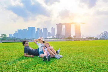 Papier Peint photo autocollant Helix Bridge SINGAPOUR CITY , SINGAPOUR : 19 AVRIL 2019 : les touristes voyagent joyeusement à Singapour.
