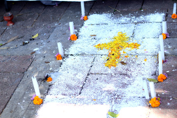Festividad día de muertos cruz de flores y velas 
