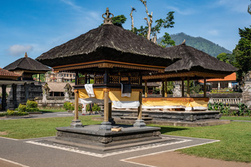 Obraz premium Gazebos, buildings and roof architecture in a balinese hindu temple