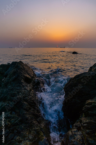 朝日の昇る海と磯のい岩場に流れ込む潮dsc1719 Wall Mural 魚住耕司