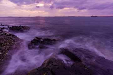 朝焼けの中、波寄せる磯で2DSC2959