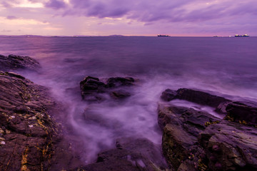 朝焼けの中、波寄せる磯ADSC2960