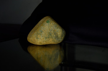  Natural jade Is a lump that has not been cut Is a jade that is expensive and rare
