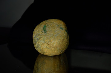  Natural jade Is a lump that has not been cut Is a jade that is expensive and rare