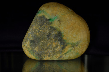  Natural jade Is a lump that has not been cut Is a jade that is expensive and rare