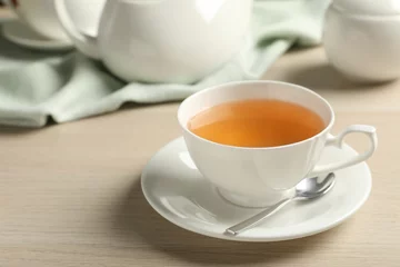  Kopje hete groene thee op houten tafel © New Africa