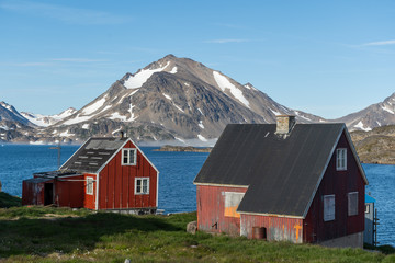 Fototapeta na wymiar Beautiful houses in Greenland with an amazing view of glaciers. 