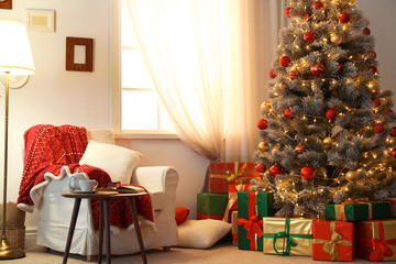 Obraz premium Stylish room interior with beautiful Christmas tree and gift boxes