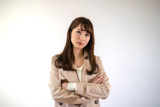 腕を組んで怒っている日本人女性