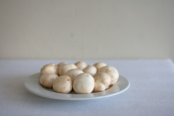 Champiñones enteros sobre plato blanco