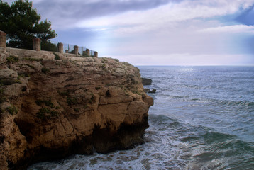 Fototapeta na wymiar acantilado en la costa Mediterránea en Tarragona (España)