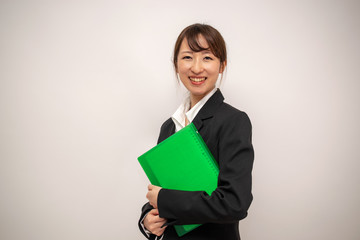 書類を持って笑顔の女子社員