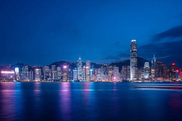 Fototapeta premium Gród i panoramę w porcie Victoria w Hongkongu w nocy