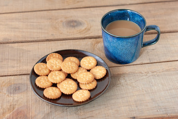 ティータイムのコーヒーとクラッカー