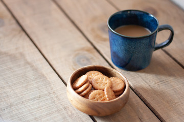 ティータイムのコーヒーとクラッカー