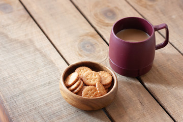 ティータイムのコーヒーとクラッカー