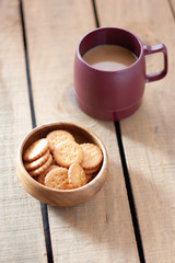 ティータイムのコーヒーとクラッカー