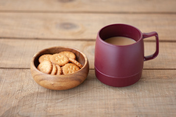 ティータイムのコーヒーとクラッカー