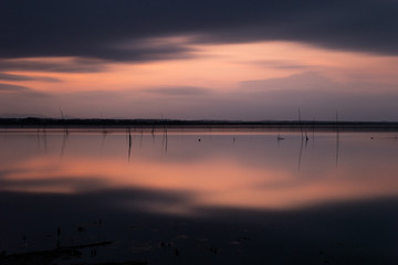 Fototapeta na wymiar Beautiful and symmetric sunset over Trasimeno lake (Umbria, Italy)