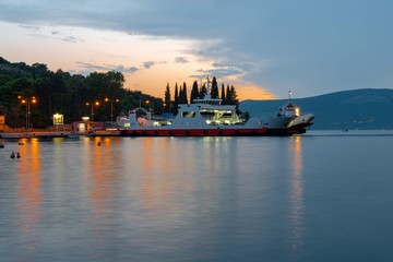 Naklejka premium Ferry in the bay