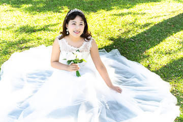 ガーデンウェディングの花嫁