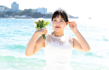 海辺のウェディングドレス姿の花嫁