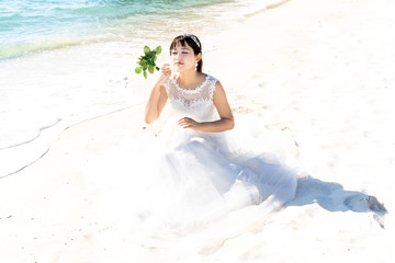 海辺のウェディングドレス姿の花嫁