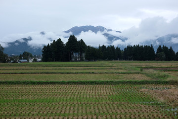 薄雲に霞む秋の八海山2019秋