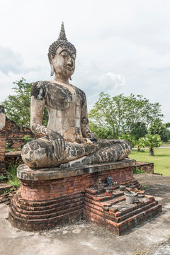 A ruin Buddha image in Phitsanulok, Thailand.
