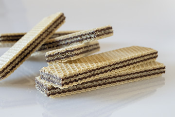 biscotti vafer su fondo bianco