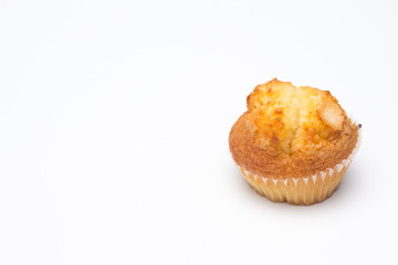 Magdalenas, bollería industrial, sobre fondo blanco; pastelitos para ser comidos en los desayunos y en las meriendas, muchas calorías, mucha azúcar, comida poco saludable