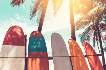 Fotobehang Surfplank en palmboom op strandachtergrond. © tonktiti