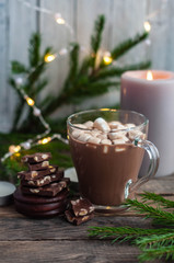 Кружка какао с зефиром и шоколадом в канун Рождества.