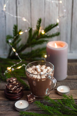 Obraz na płótnie Canvas Кружка какао с зефиром и шоколадом в канун Рождества.