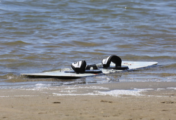 Kitesurfer-Brett im Meer