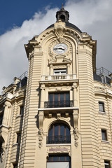 Fototapeta na wymiar Façade avec horloge à Paris