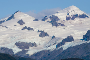 Steile vergletscherte Küstenberge vulkanischen Ursprungs in Katmai, Alaska - Hier explodierte 1912...