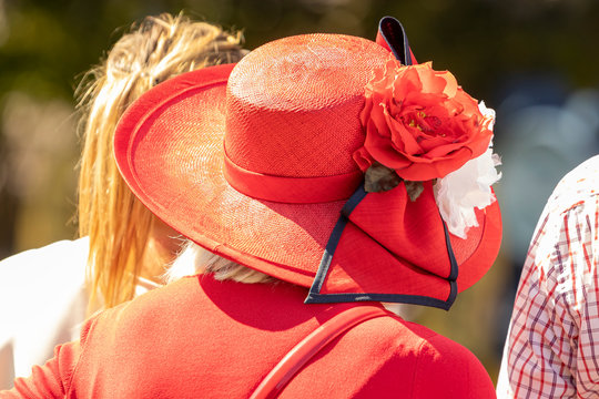 Frau mit roten Hut
