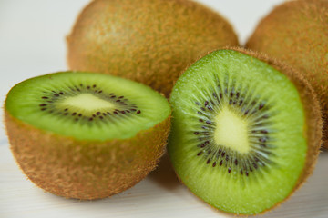 kiwi affettati su tagliere bianco
