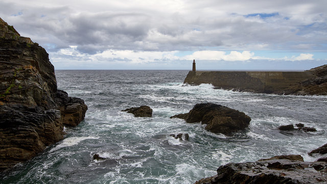 faro a la entrada de peque&ntilde;o puerto pesquero
