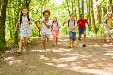 Fototapeta Gruppe Kinder beim Rennen in der Natur im Sommer obraz