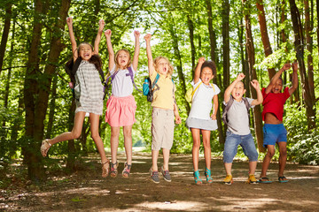 Kinder haben Spaß beim Wandern in der Natur