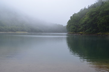 霧の中の刈込湖