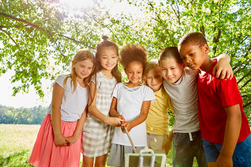 Kinder machen Selfie mit Smartphone im Sommer