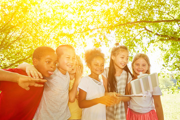 Gruppe Kinder macht Selfie als Erinnerung im Sommer