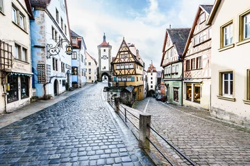Foto auf Glas ROTHENBURG OB DER TAUBER, DEUTSCHLAND - 5. März: Typische Straße am 5. März 2016 in Rothenburg ob der Tauber, Deutschland. Es ist bekannt für seine gut erhaltene mittelalterliche Altstadt. © Pabkov