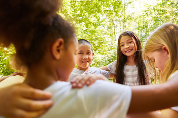 Kinder im Kindergarten bilden einen Kreis